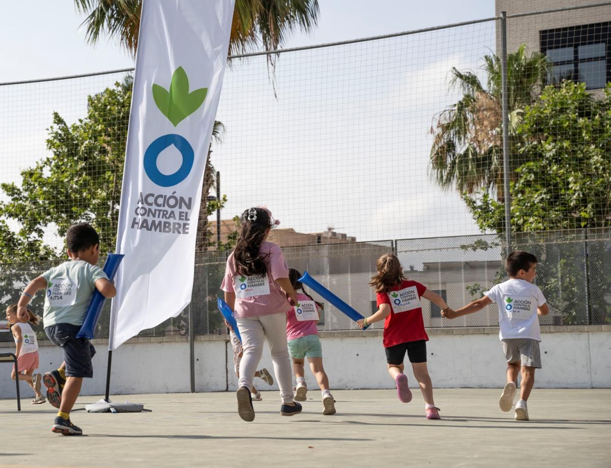 Niños corriendo Carreras contra el Hambre Paiporta